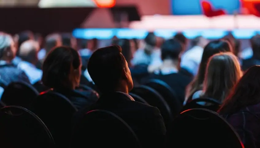 imagem-auditorio-pessoas-assistindo-palestra-847×482